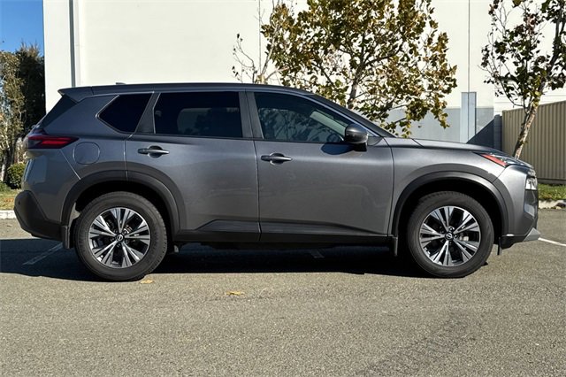 Used 2023 Nissan Rogue SV image 3
