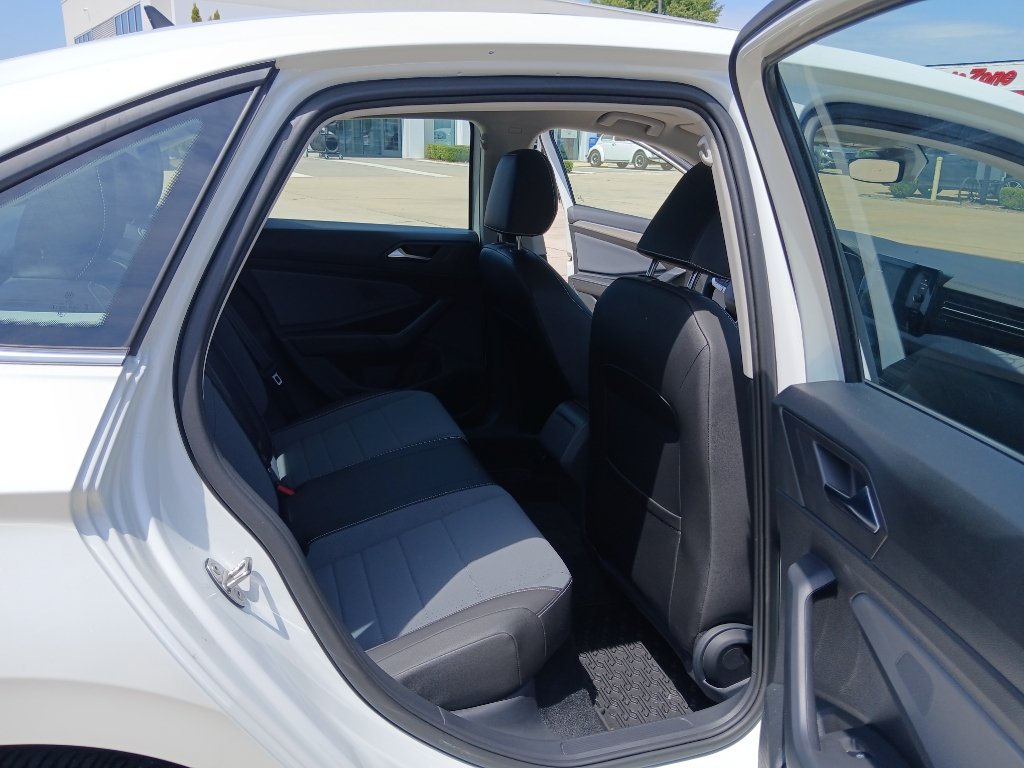 Certified 2025 Volkswagen Jetta SE w/ Sunroof Package FWD image 21