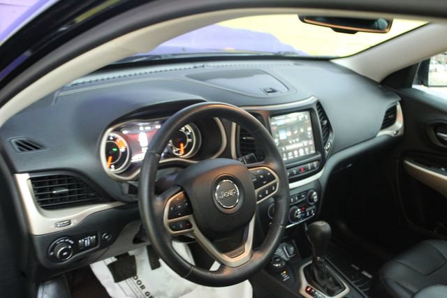Used 2017 Jeep Cherokee Limited w/ Luxury Group AWD/4WD image 14