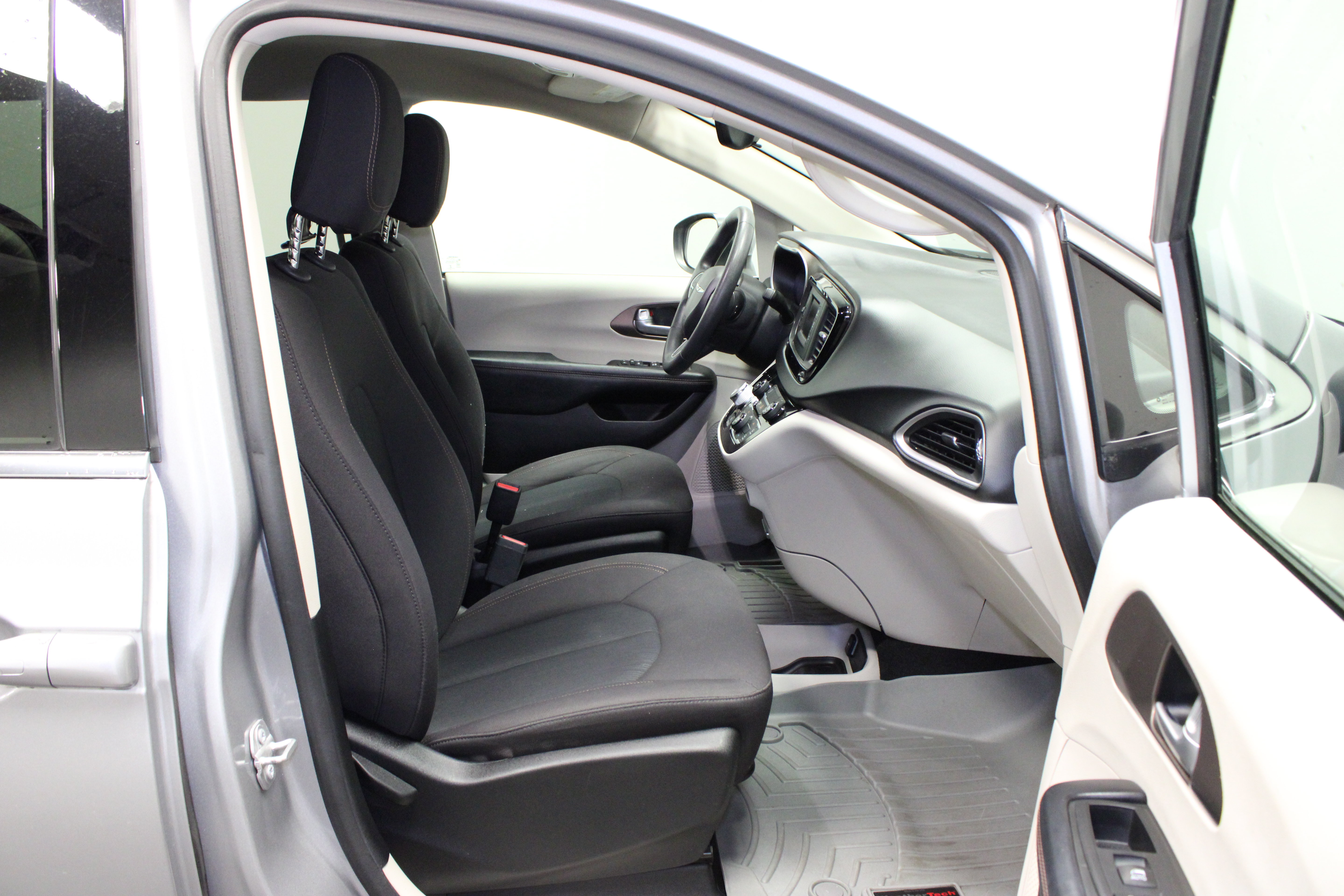 Used 2017 Chrysler Pacifica LX FWD image 13
