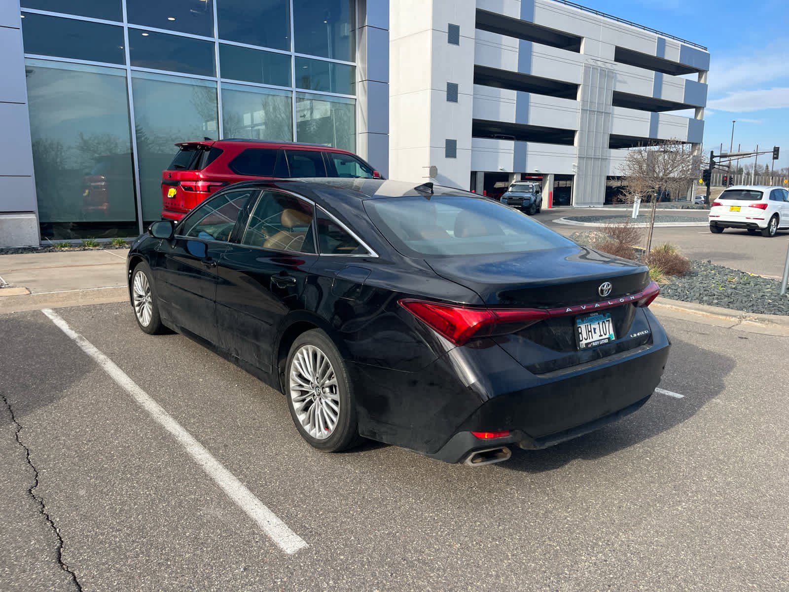 Certified 2019 Toyota Avalon Limited w/ Advanced Safety Package FWD image 3