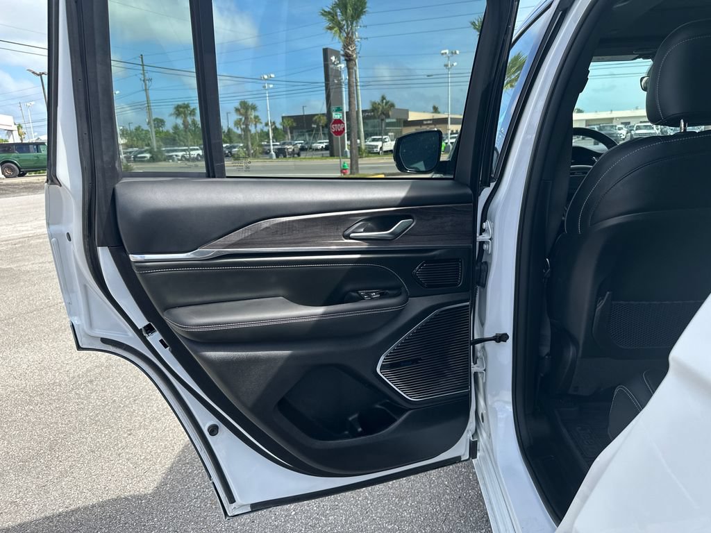 Used 2023 Jeep Grand Cherokee Overland AWD/4WD image 12