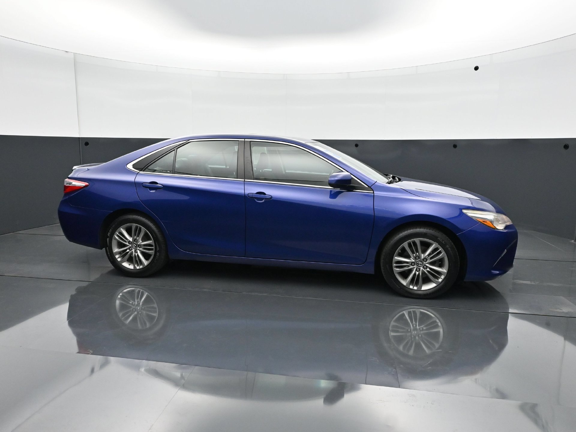Used 2016 Toyota Camry SE w/ Moonroof Package FWD image 8
