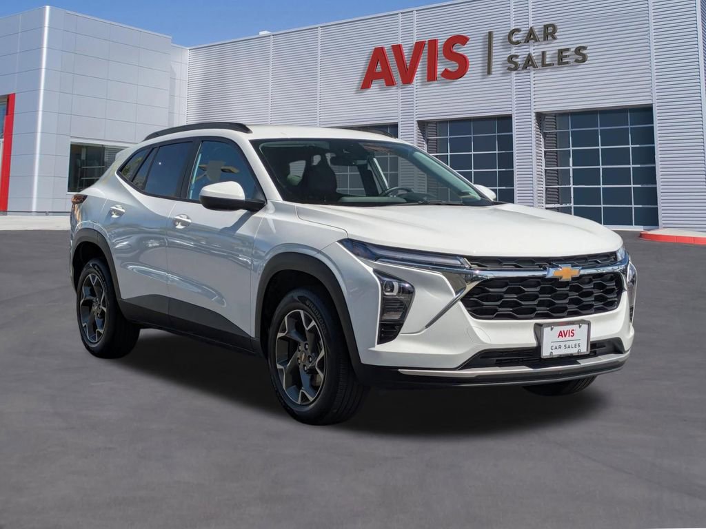 Used 2025 Chevrolet Trax LT w/ LT Convenience Package FWD image 3