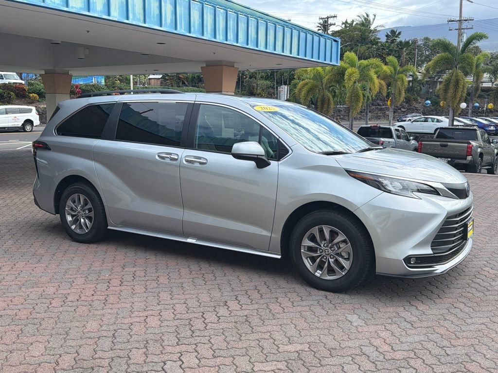 Used 2025 Toyota Sienna XLE image 6