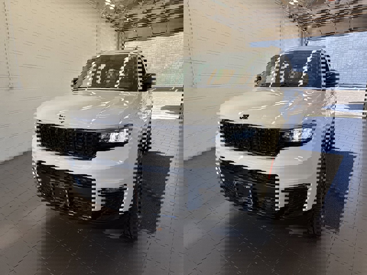 Used 2023 Jeep Grand Cherokee L Limited w/ Black Appearance Package image 3