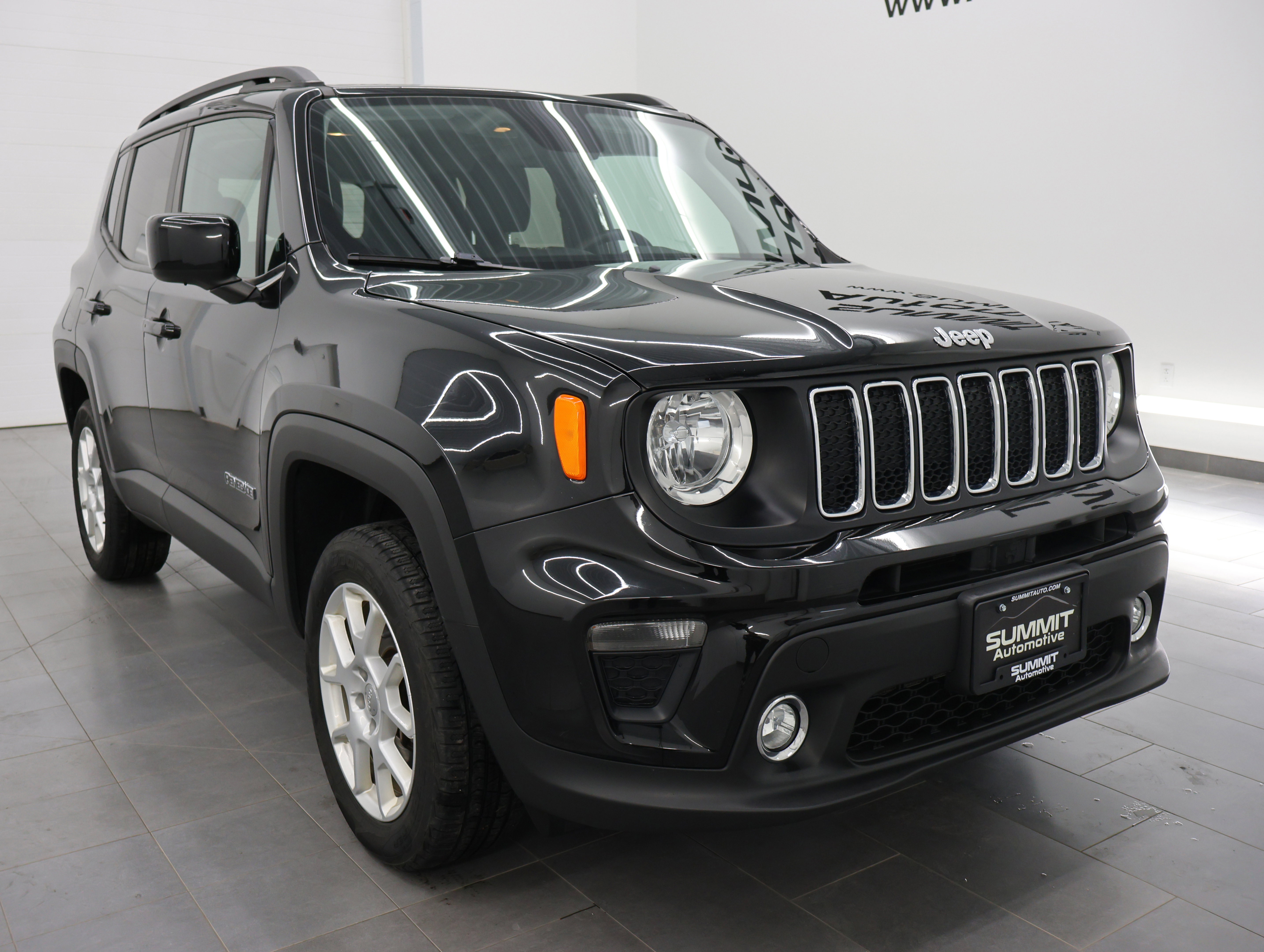 Used 2019 Jeep Renegade Latitude AWD/4WD image 2