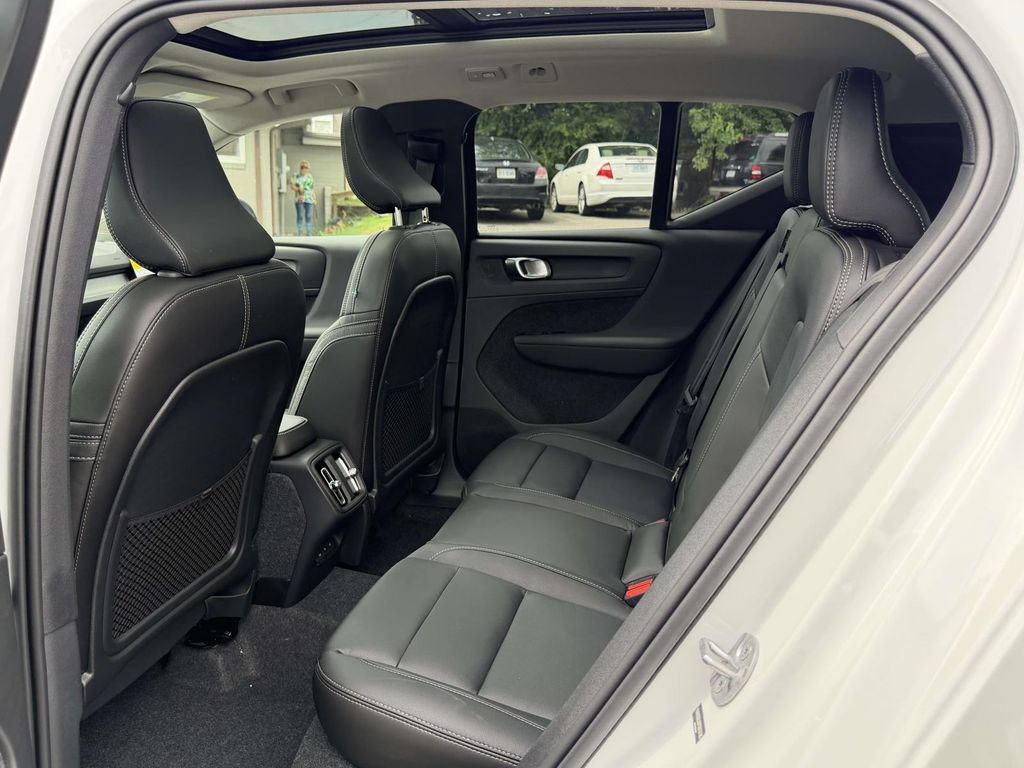 New 2026 Volvo XC40 B4 Core w/ Climate Package FWD image 14