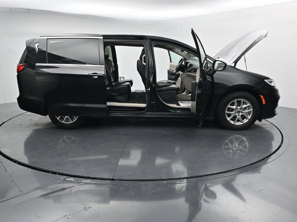 Used 2023 Chrysler Pacifica Touring-L FWD image 41