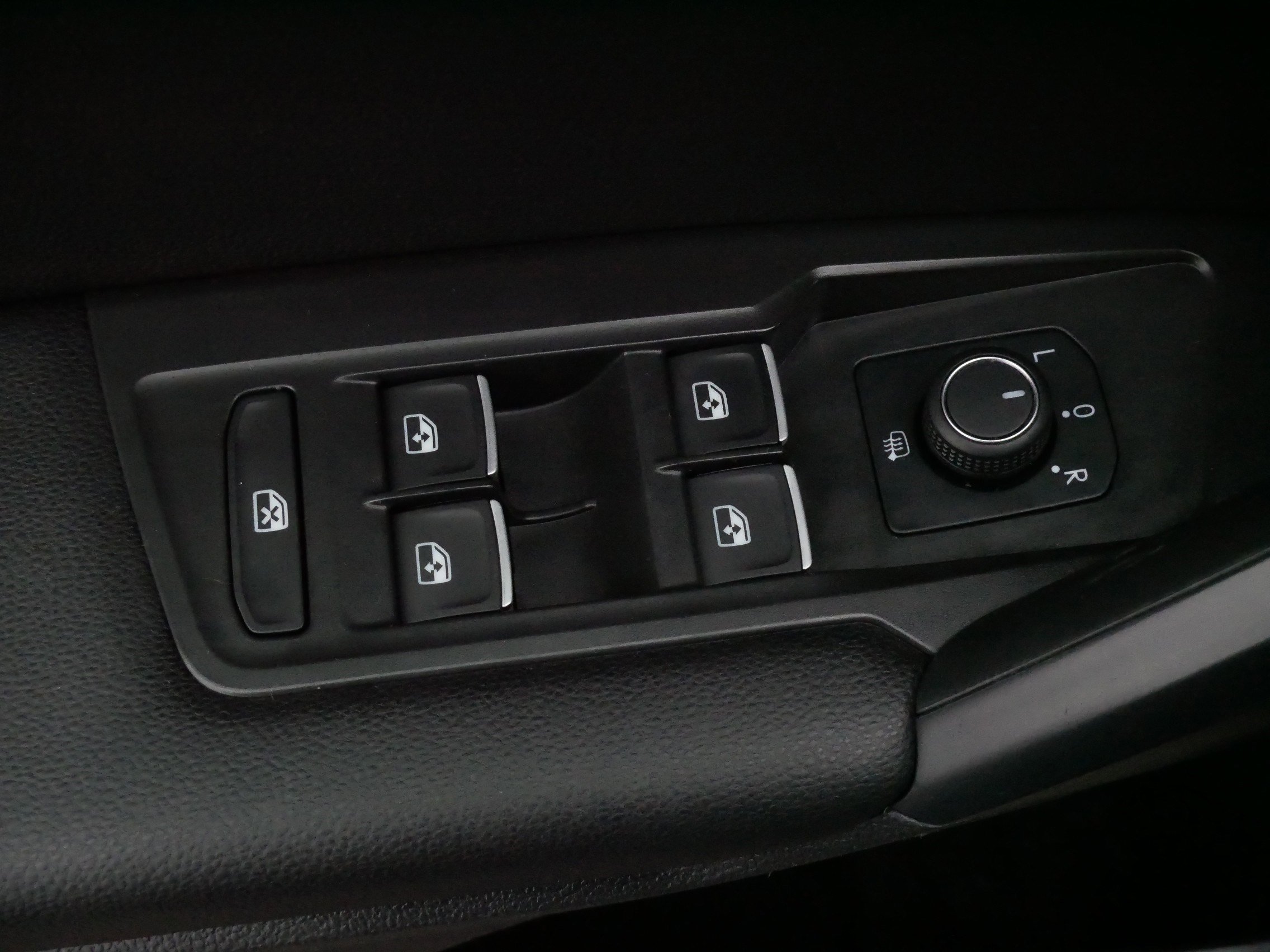 Used 2021 Volkswagen Tiguan SE R-Line image 19