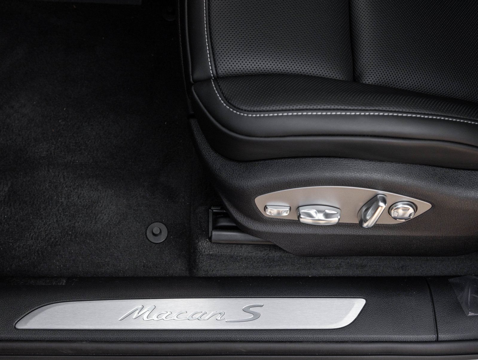 Certified 2026 Porsche Macan S AWD/4WD image 21