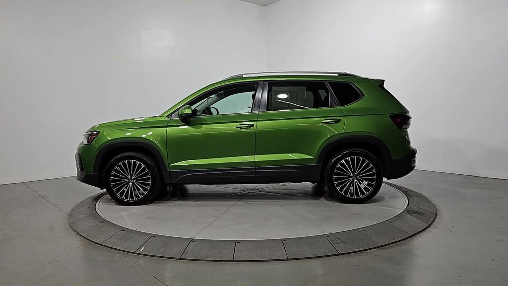 Used 2025 Volkswagen Taos SE FWD image 2