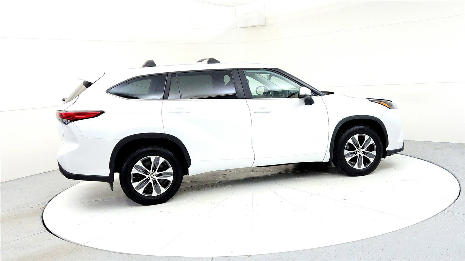 Certified 2023 Toyota Highlander XLE image 6