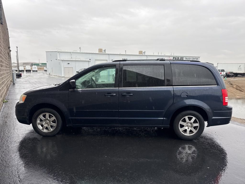 Used 2008 Chrysler Town & Country Touring image 6