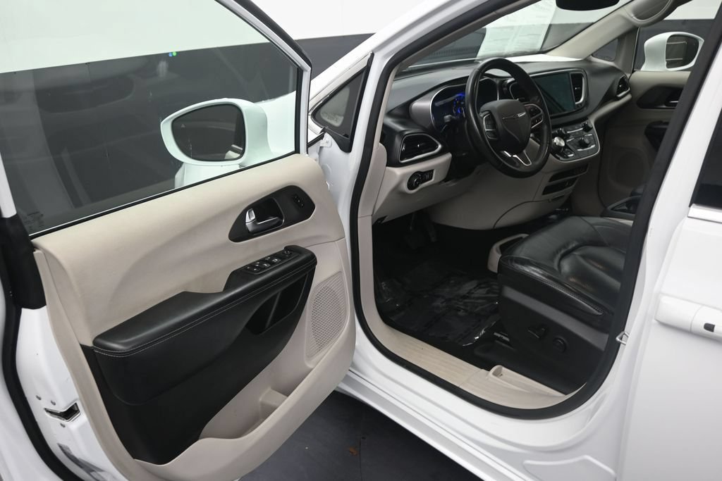 Used 2022 Chrysler Pacifica Touring-L FWD image 10