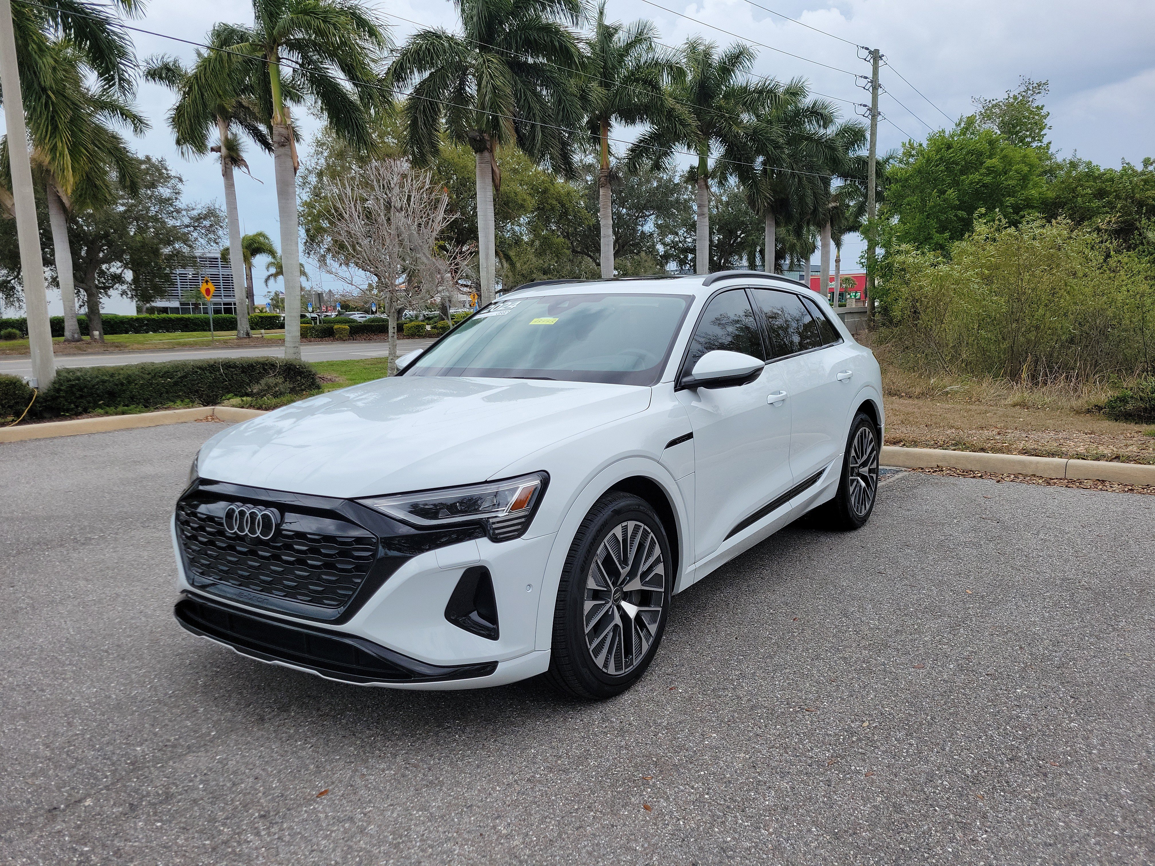 Used 2024 Audi Q8 e-tron Prestige w/ Prestige Package image 8