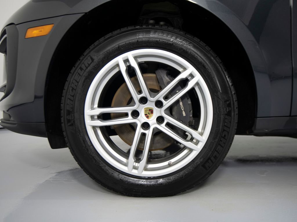 Certified 2025 Porsche Macan image 15