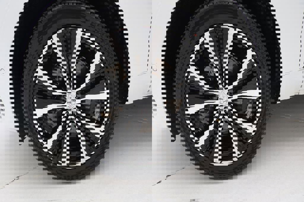 Used 2024 Volvo XC60 B5 Plus w/ Protection Package Premier image 9