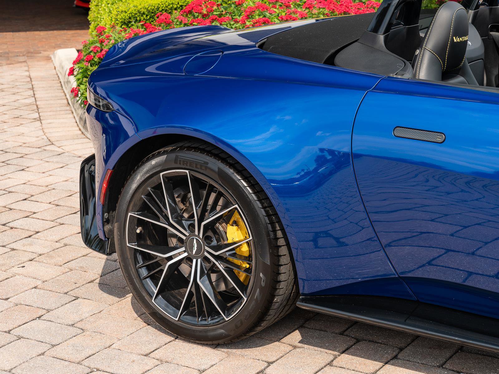 Used 2021 Aston Martin V8 Vantage Roadster image 17