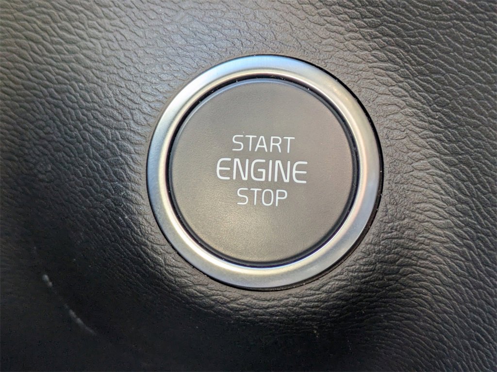 Certified 2025 Volvo XC40 B5 Plus image 29