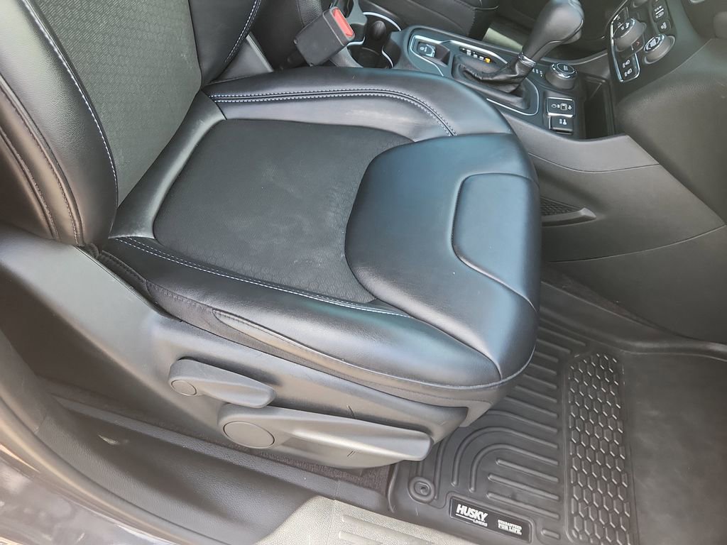 Used 2019 Jeep Cherokee Latitude Plus AWD/4WD image 16