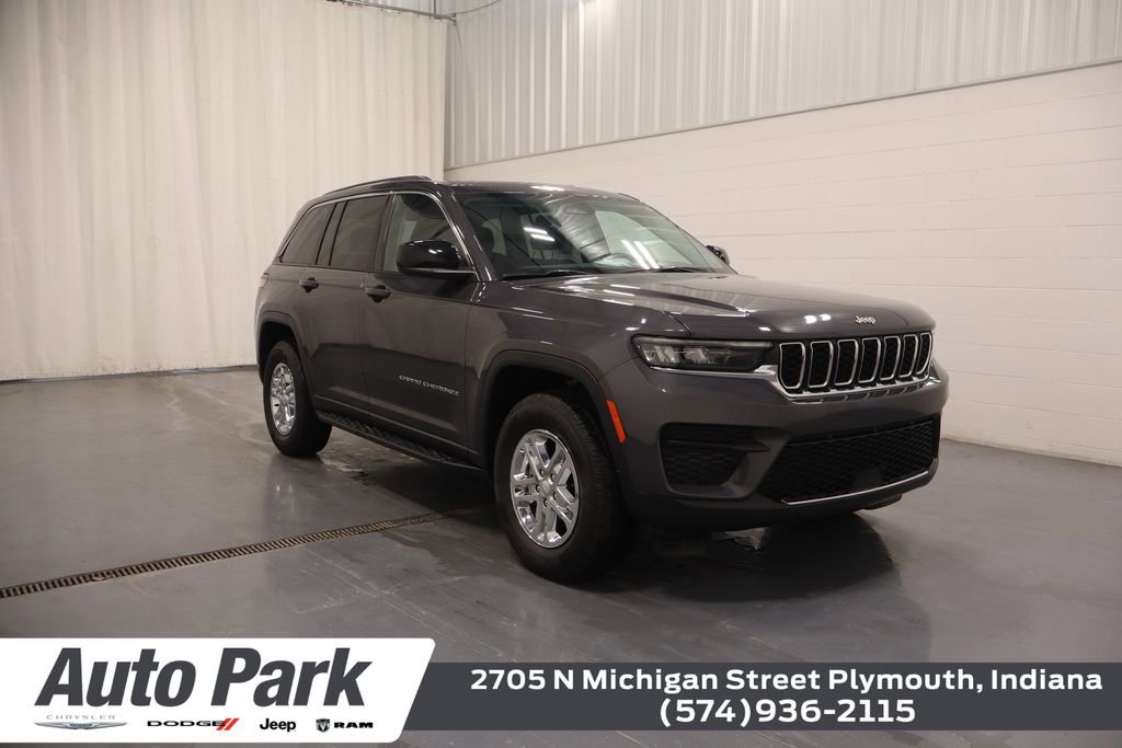 Used 2023 Jeep Grand Cherokee Laredo image 1