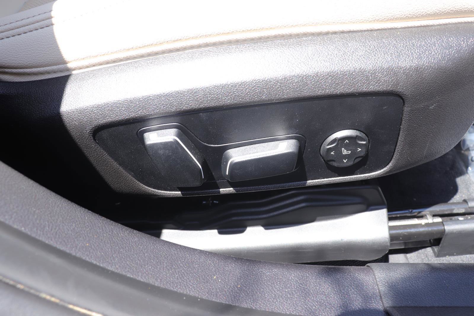 Used 2024 BMW 330i Sedan w/ Premium Package image 42