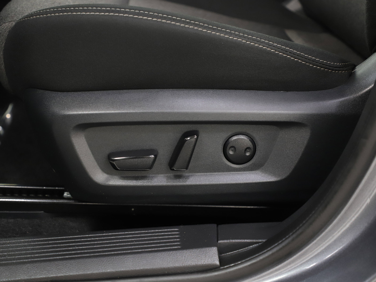 Used 2025 Nissan Rogue SV image 29