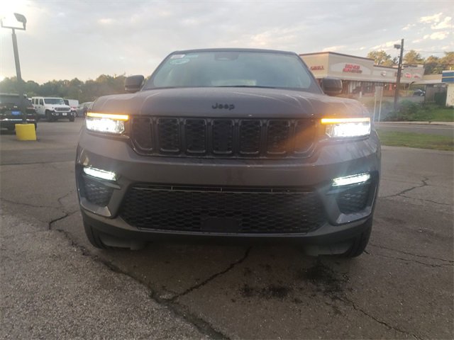 New 2025 Jeep Grand Cherokee Limited w/ Black Appearance Package image 10