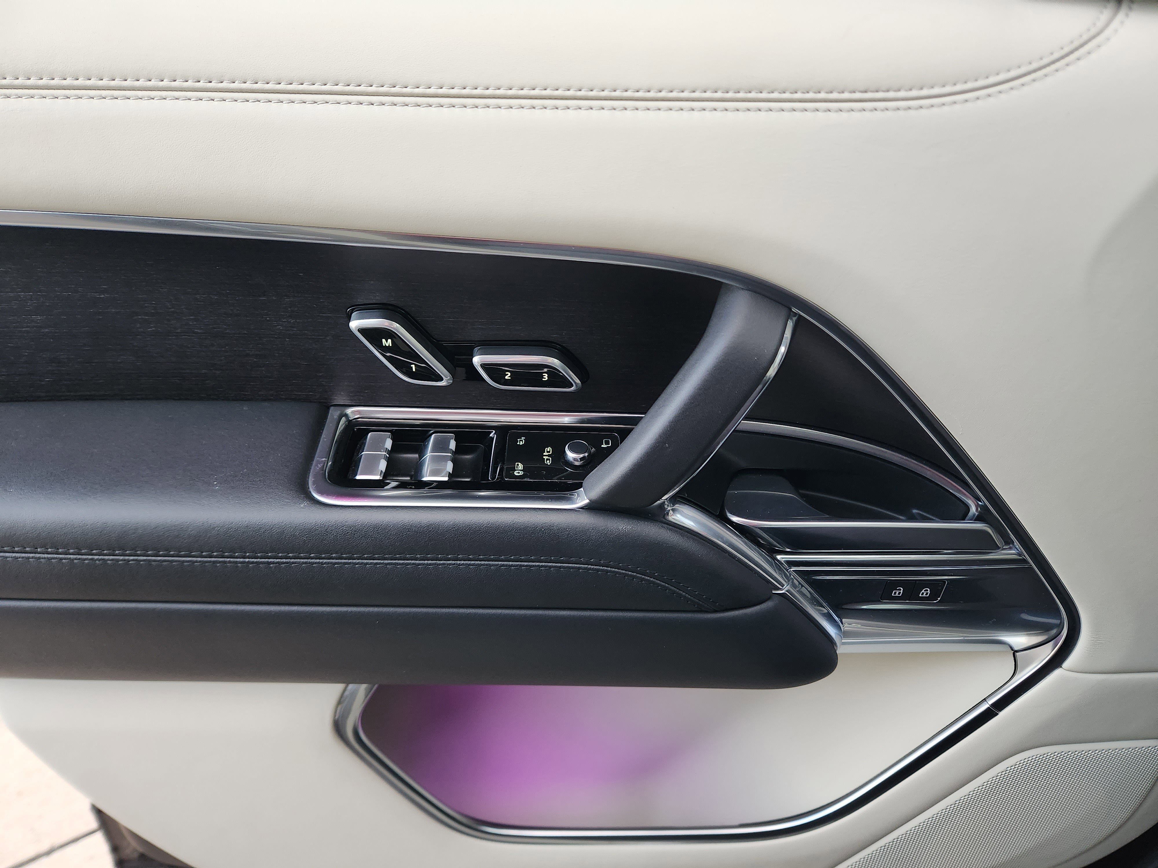 Used 2022 Land Rover Range Rover SE image 24