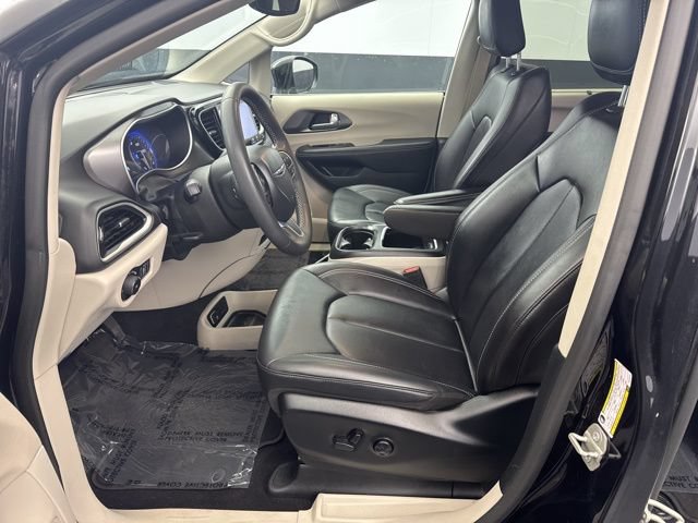 Used 2024 Chrysler Pacifica Touring-L FWD image 16