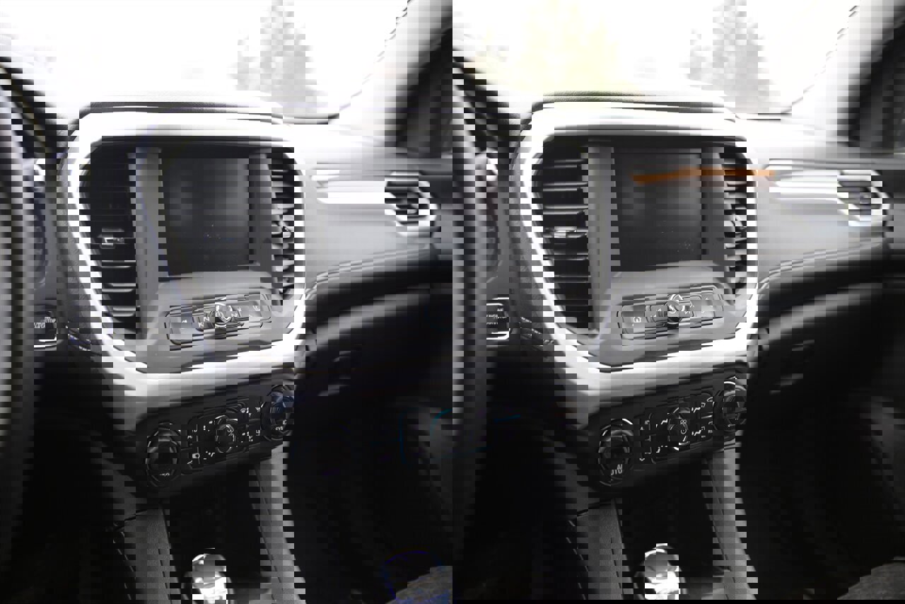 Used 2018 GMC Acadia SLE w/ LPO, Floor Liner Package image 15