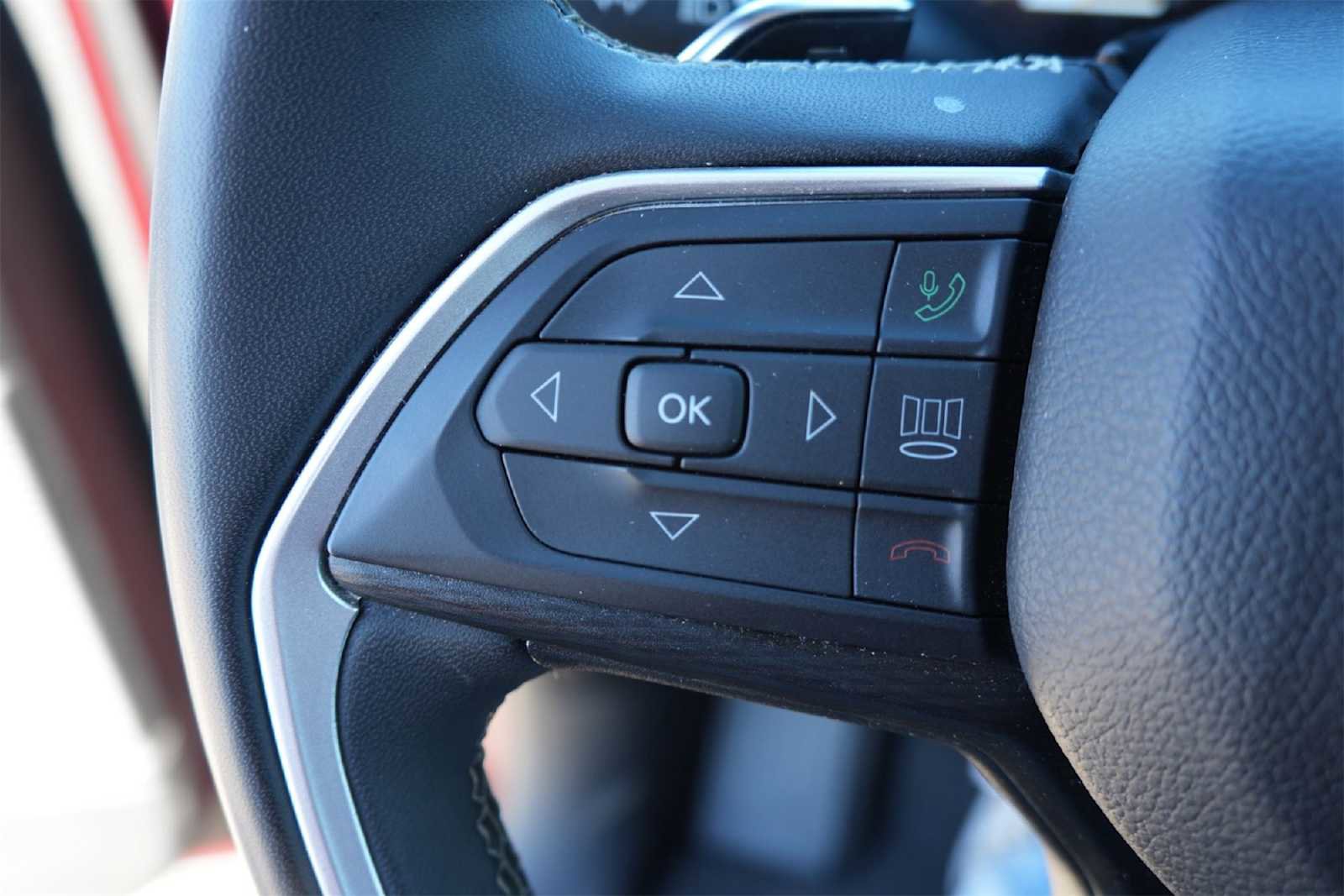 Used 2023 Jeep Grand Cherokee Laredo image 25