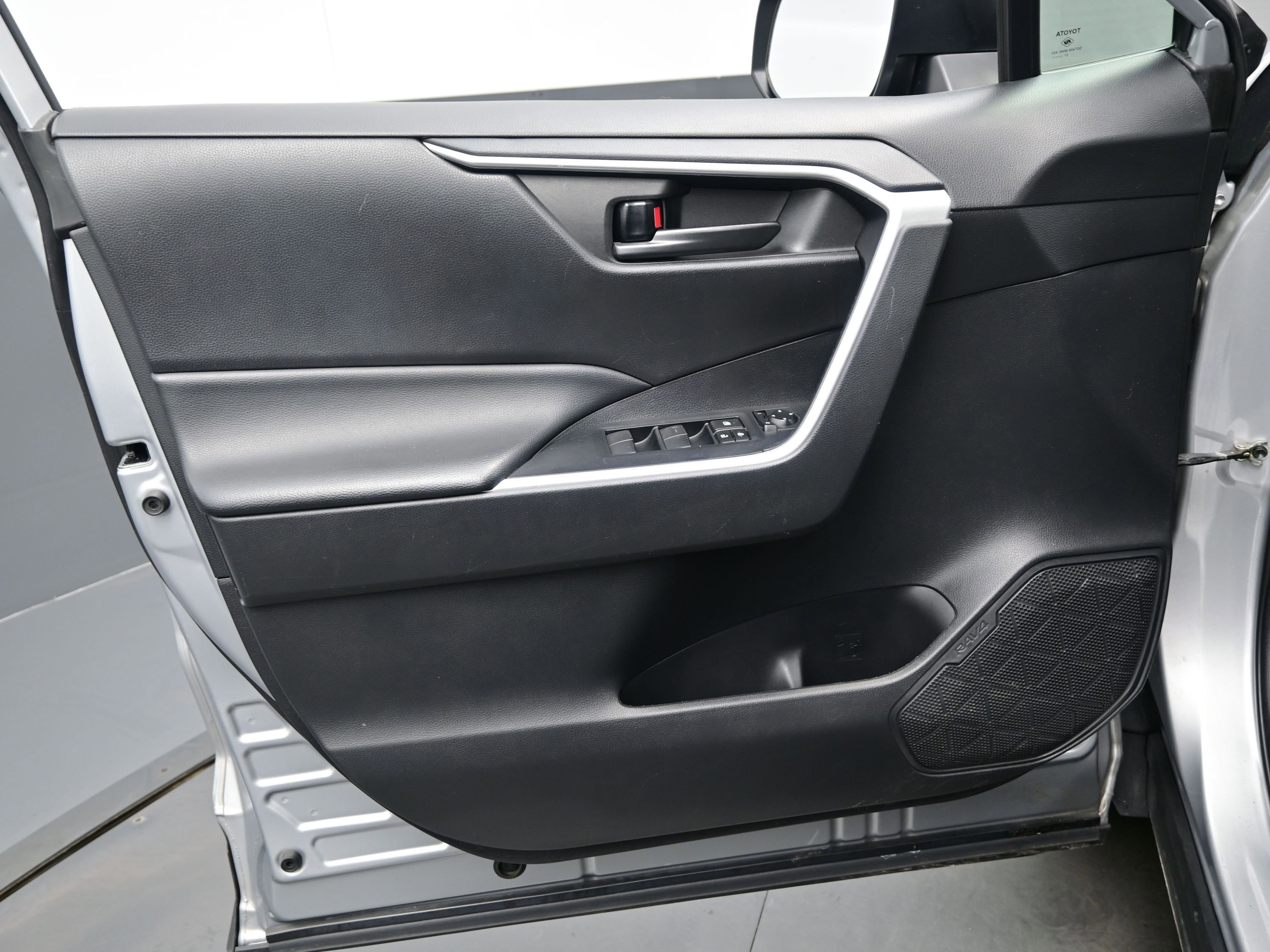 Used 2022 Toyota RAV4 LE AWD/4WD image 9