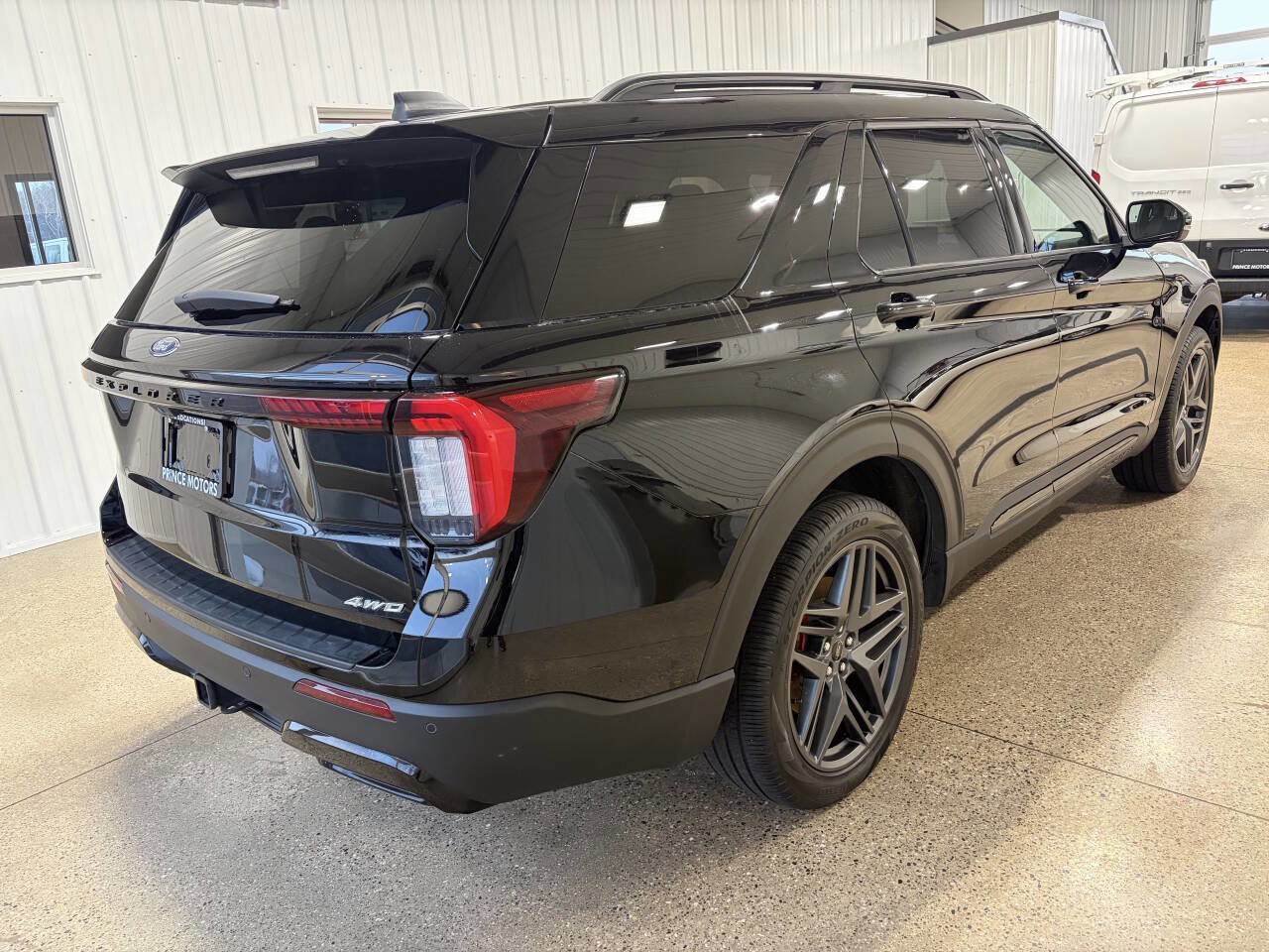 Used 2025 Ford Explorer ST-Line w/ ST-Line Street Pack image 4