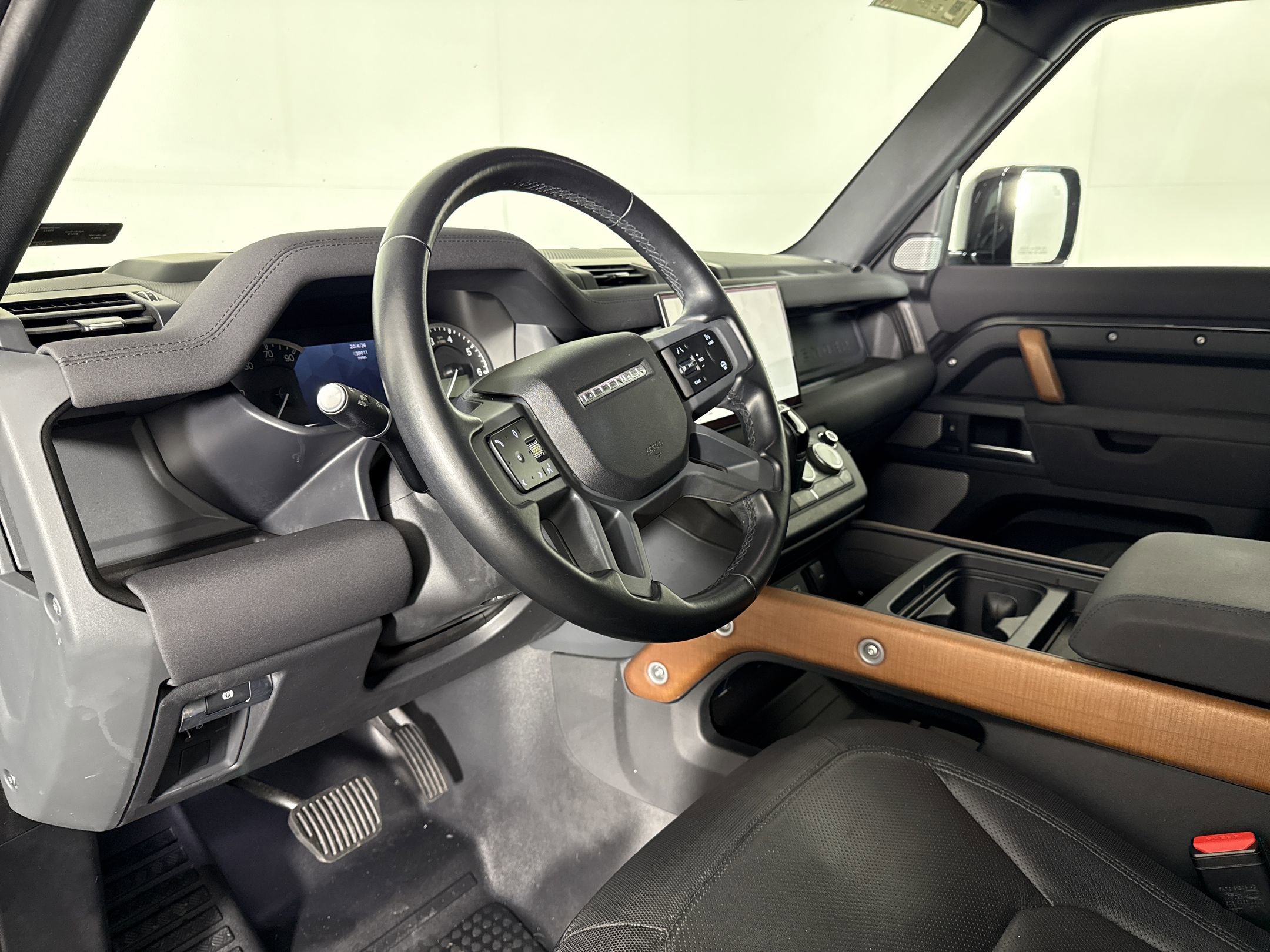 Used 2023 Land Rover Defender 130 X-Dynamic SE image 4