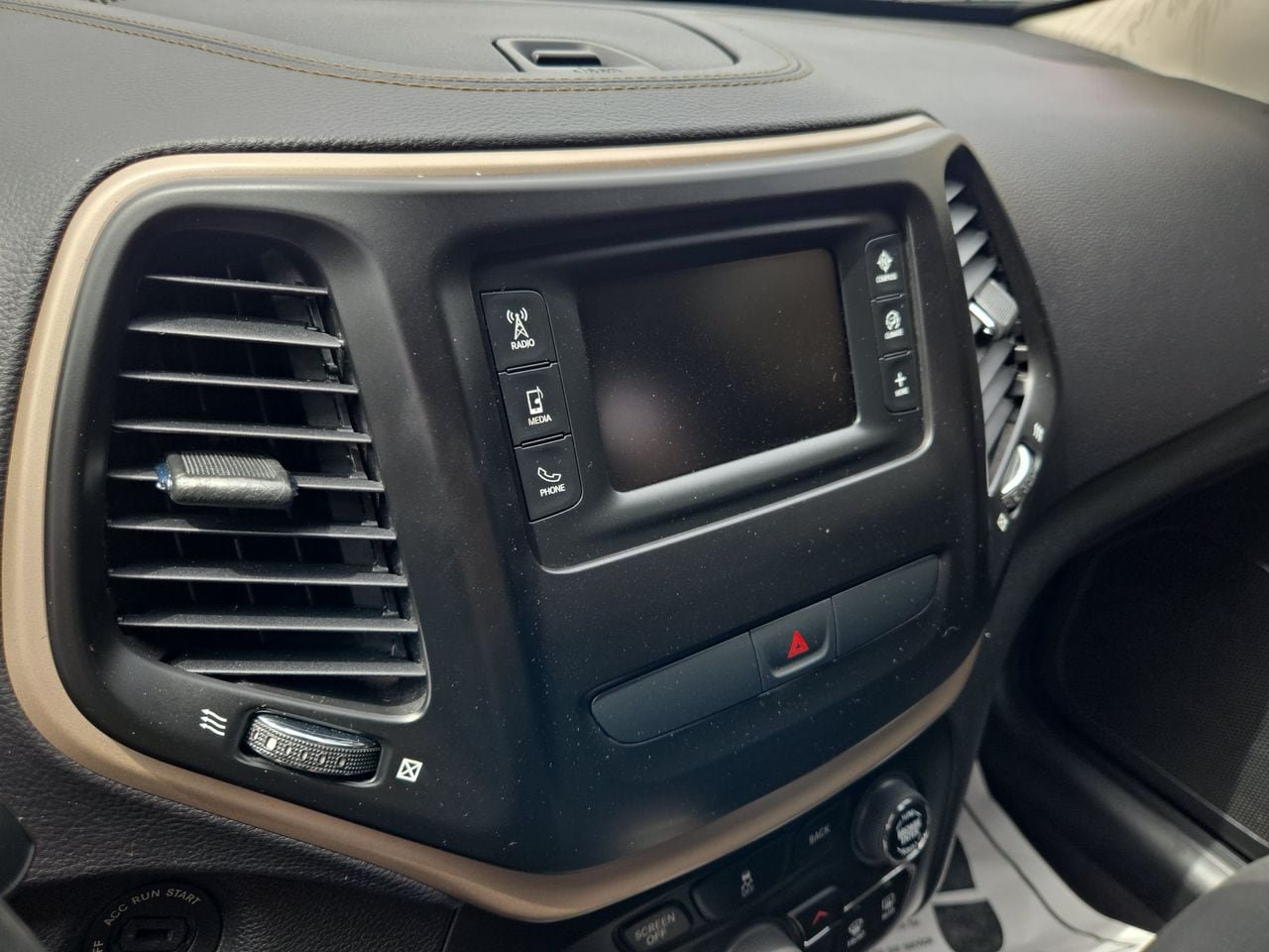 Used 2017 Jeep Cherokee Latitude FWD image 9