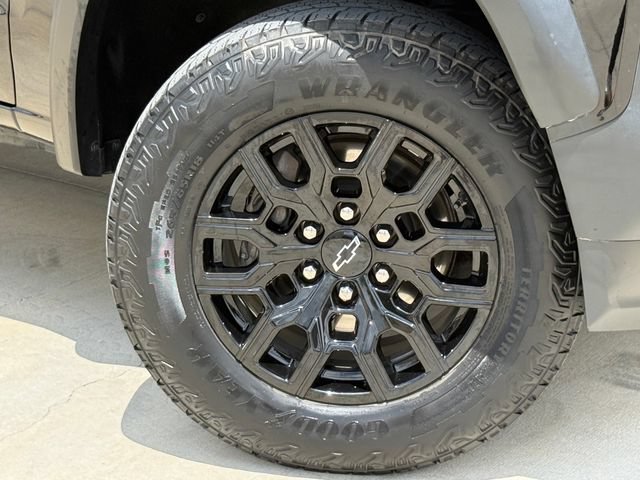 Used 2024 Chevrolet Colorado Trail Boss w/ Technology Package AWD/4WD image 2