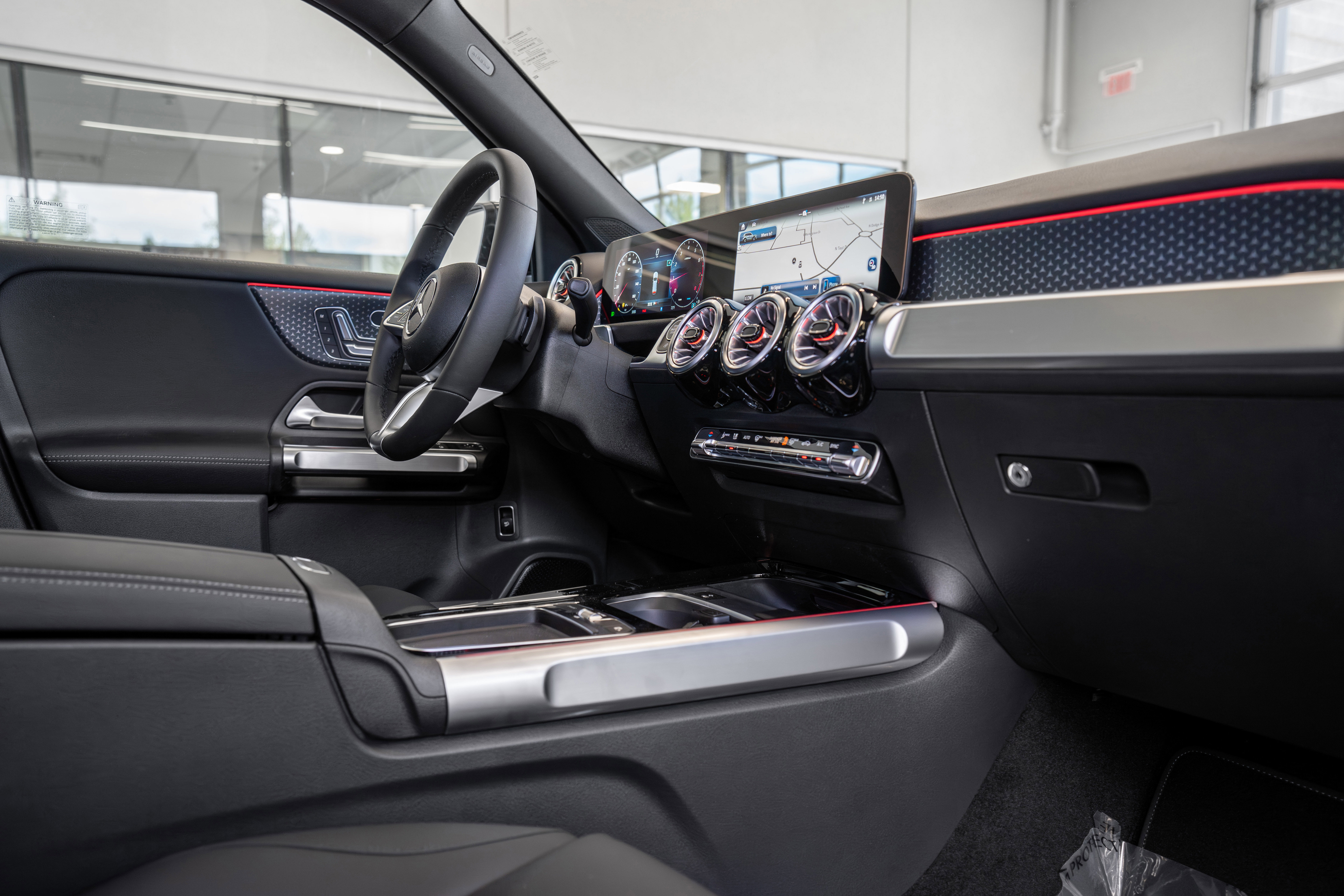 Used 2024 Mercedes-Benz GLB 250 w/ Exclusive Package image 18