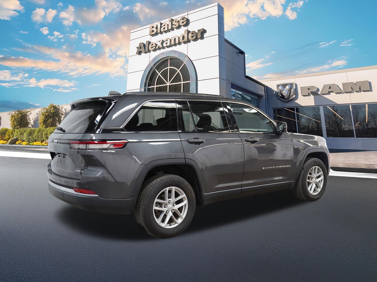 Used 2023 Jeep Grand Cherokee Laredo X image 6