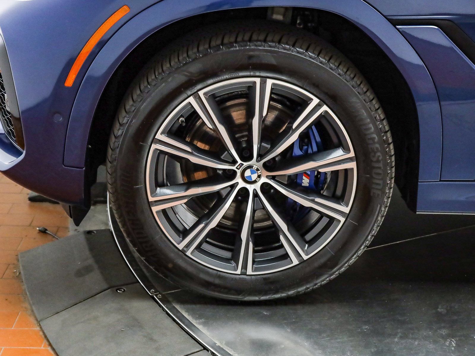 Used 2022 BMW X6 xDrive40i w/ M Sport Package image 12