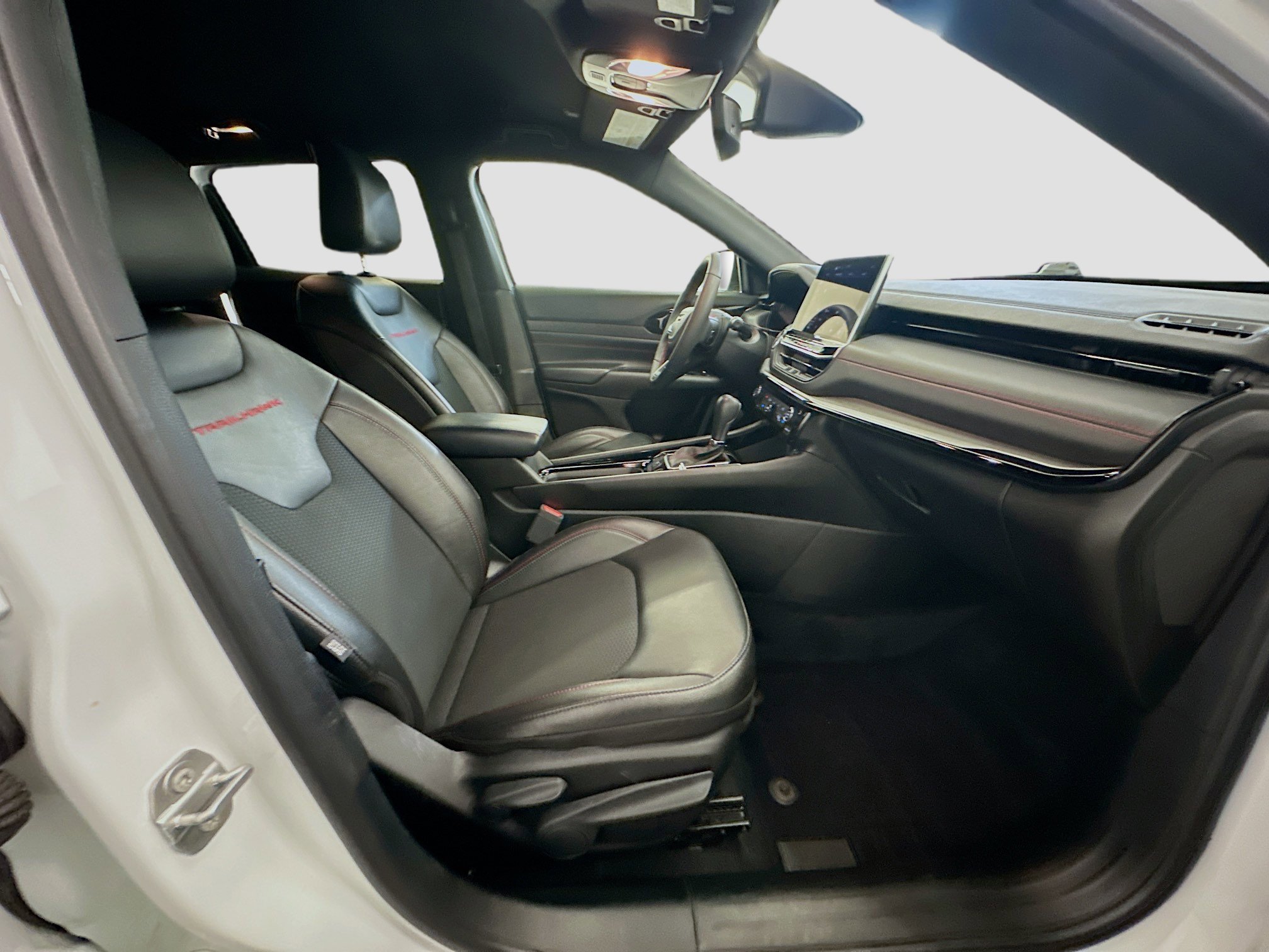 Used 2025 Jeep Compass Trailhawk AWD/4WD image 31