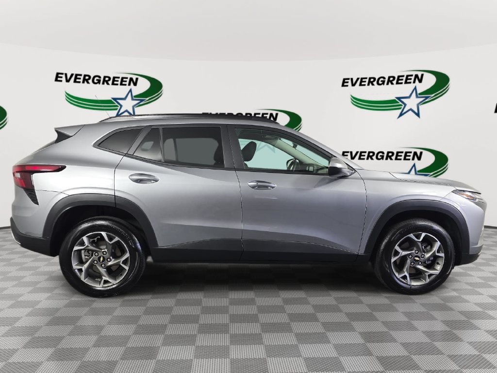 Used 2025 Chevrolet Trax LT w/ Driver Confidence Package FWD image 4