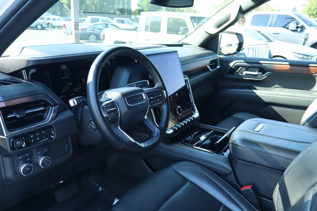 Used 2025 GMC Yukon XL Denali AWD/4WD image 17