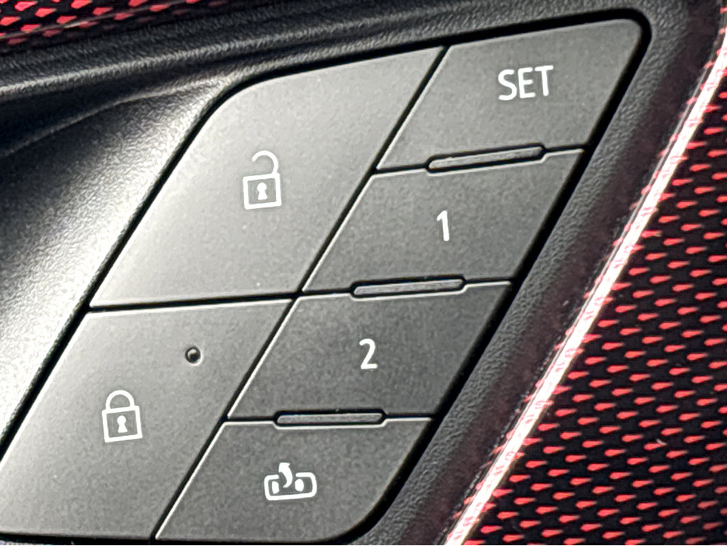 Used 2025 Chevrolet Traverse RS image 26