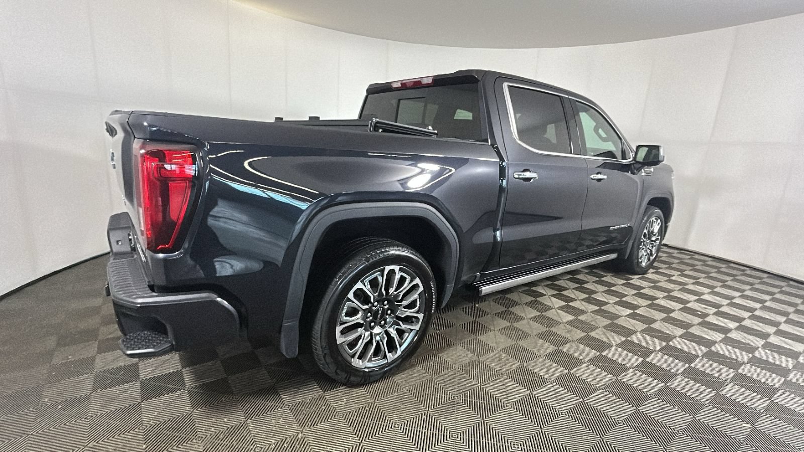 Used 2025 GMC Sierra 1500 Denali Ultimate AWD/4WD image 4
