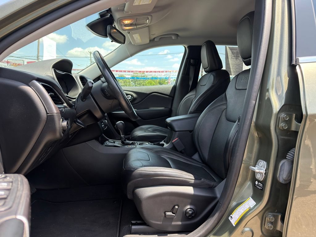 Used 2021 Jeep Cherokee Latitude Lux FWD image 2