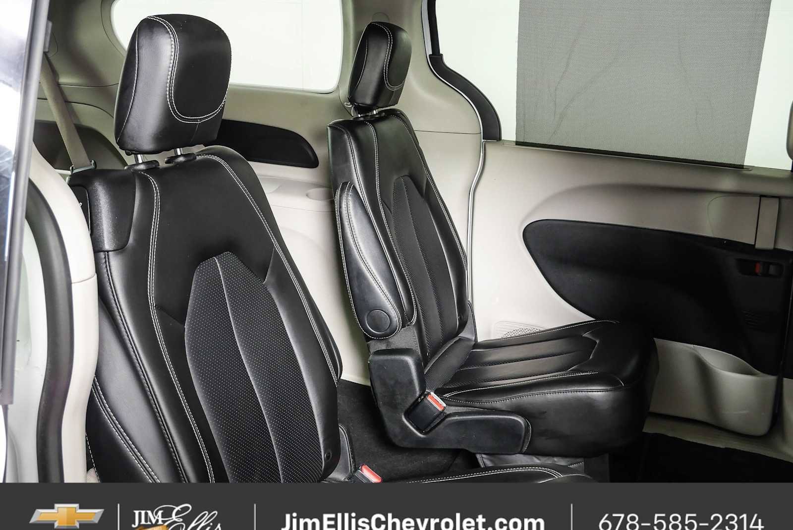 Used 2024 Chrysler Pacifica Touring-L FWD image 19