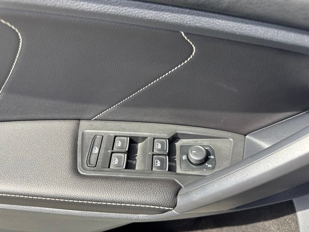 Used 2023 Volkswagen Tiguan SE w/ Panoramic Sunroof Package FWD image 13