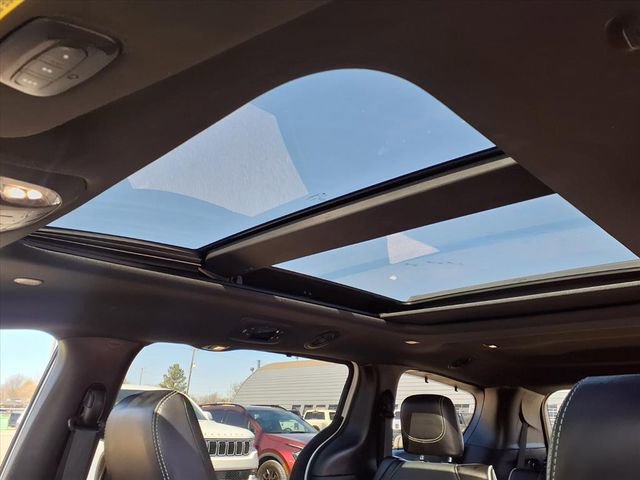 Used 2025 Chrysler Pacifica Limited image 9